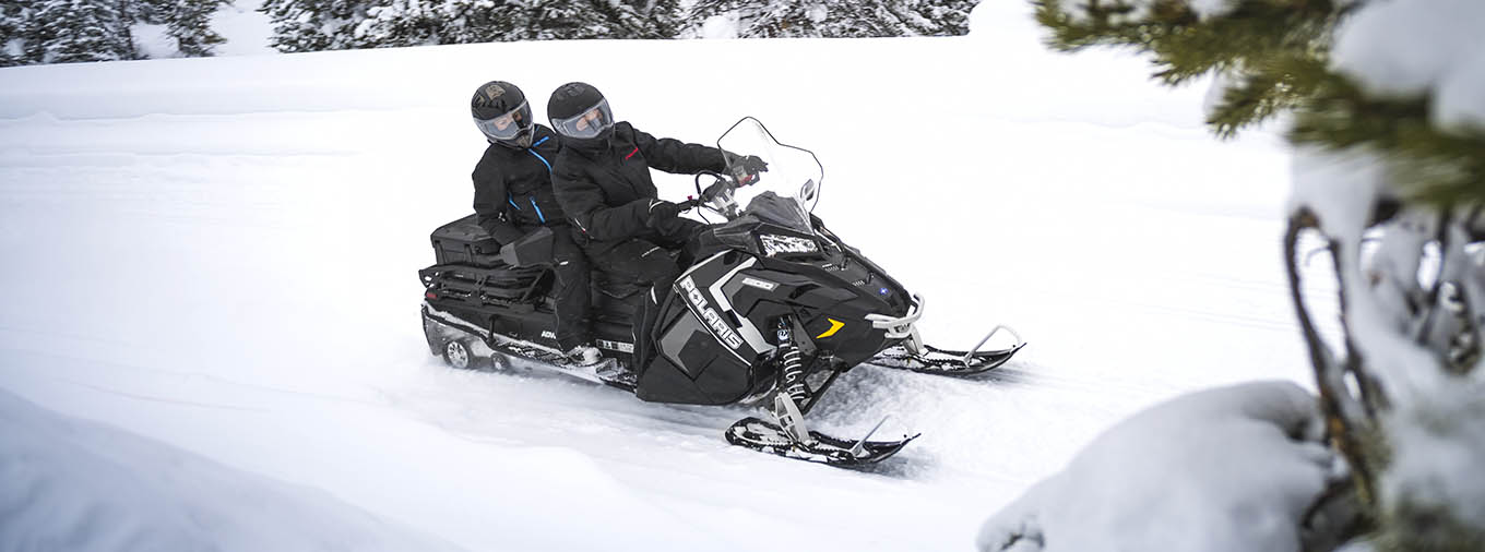 Polaris titan adventure. Polaris Titan 800 Adventure 155. Поларис утилитарный снегоход 800 Titan Adventure. КПП снегохода Поларис Титан 800. Polaris 800 Titan Adventure Exhaust System.